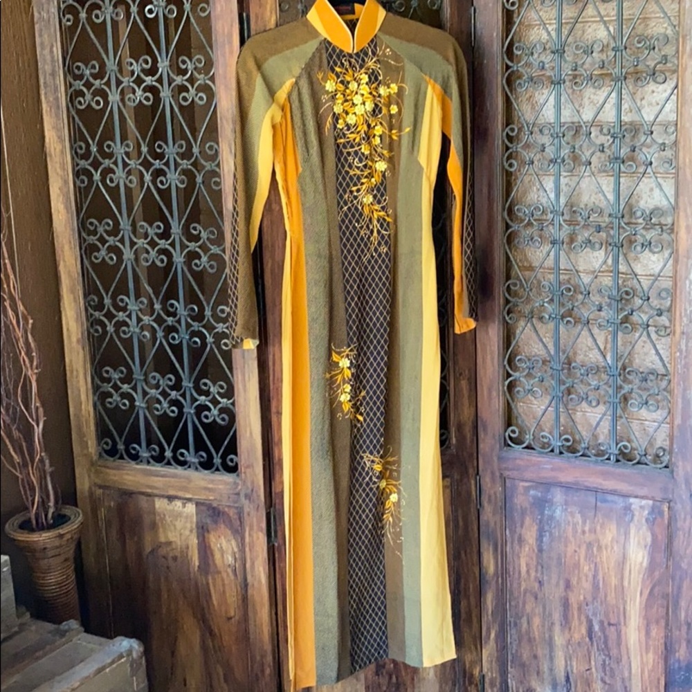 Si Hoang ao dai Vietnam famous designer XS